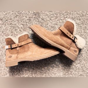 Nut colored uggs very new condition and in good one!